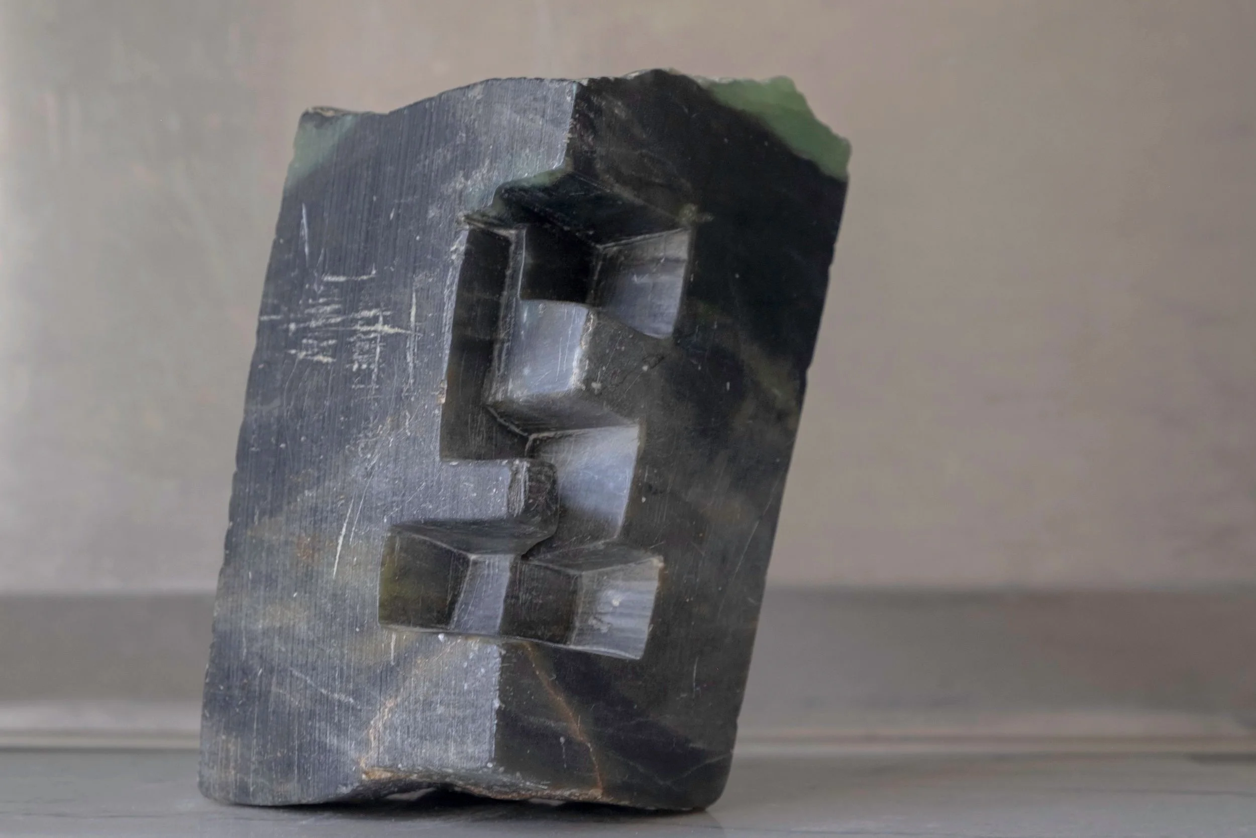 Sculpture en pierre aux découpes décalées, 14 × 8 × 8 cm