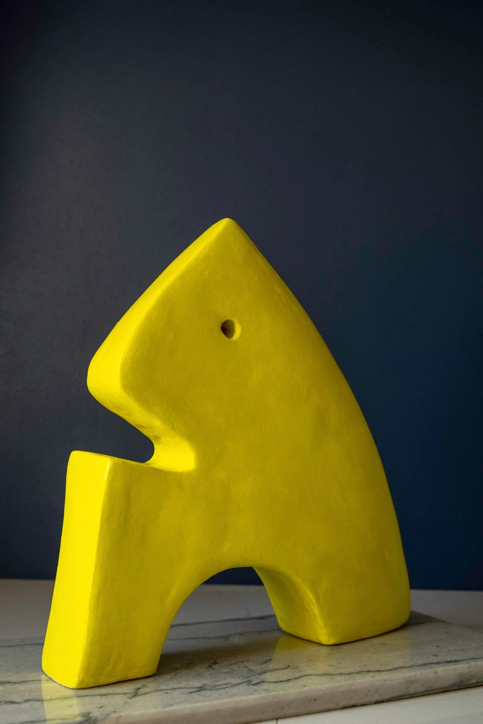 Sculpture jaune en forme de poisson de MtotheP
